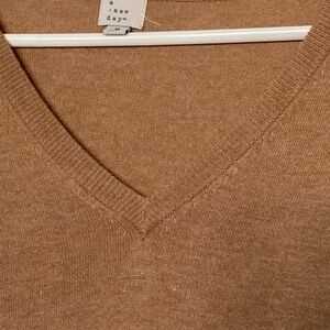 Classic style Old Money vibes Khaki v-neck sweater sz M